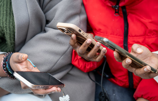 Des lycéennes avec leurs téléphones portables dans un établissement scolaire à Montsoult (Val-d'Oise), le 14 janvier 2026 (Crédit photo : AFP/Archives / BERTRAND GUAY)