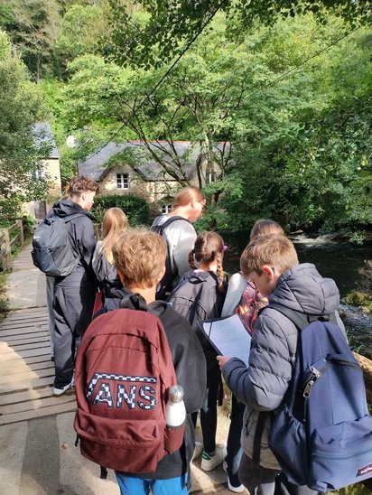 Menez l'enquête au musée à ciel ouvert : recherche d'indices (Crédit photo : Lycée Kerustum)