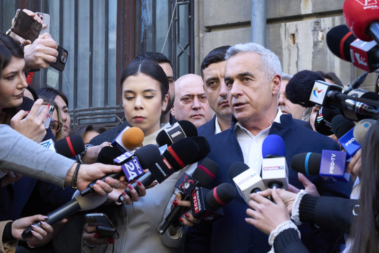 Călin Georgescu lors d'une conférence de presse, en mars 2025. (Crédit photo : CC0 1.0 AUR Alianța pentru Unirea Românilor)