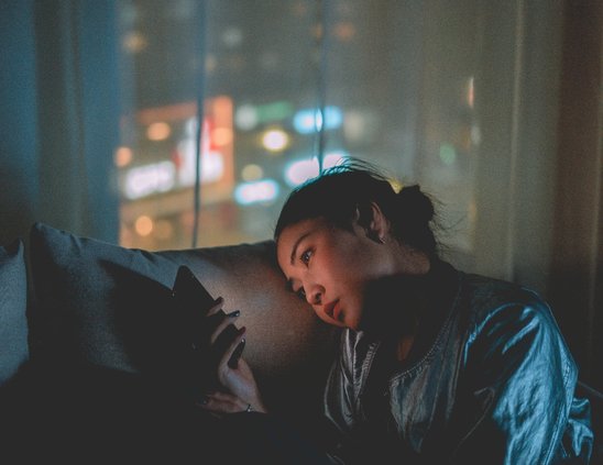 Photo d'une adolescente sur son téléphone à la place de dormir (Crédit photo : Pexels - mikoto.raw Photographer)
