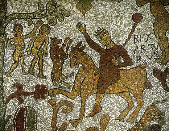 Mosaïque, cathédrale d'Otrante. Arthur à califourchon sur une chèvre affonte un monstre.. (Crédit photo : Wikimédia CC BY-SA 4.0 Pantaleone - Bnf Essentiel)