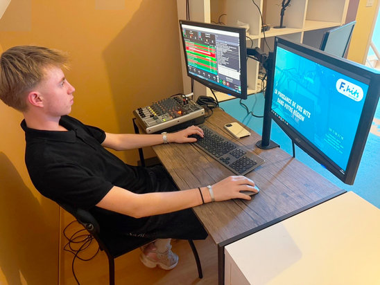 Plus lui, la radio est une passion : Helyes est aux commandes! (Crédit photo : Helyes Moulin)
