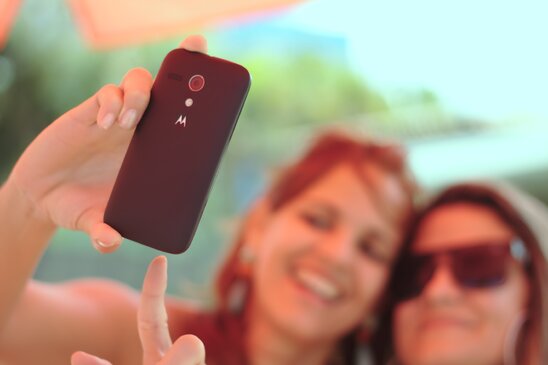 Entre deux cours, les smartphones restent désormais dans les poches ou les sacs.(Crédit photo : Pixabay)