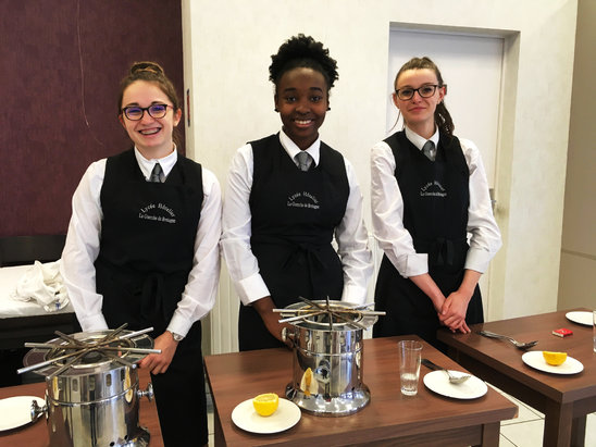 Léa, Naïla et Jeanne savent qu'elles sont faites pour le service. (Crédit photo : Lycée Sainte Thérèse)