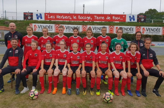 Léa Liaigre (1er rang, 2ème joueuse en partant de la gauche), avec son équipe de foot. (Crédit photo : .)