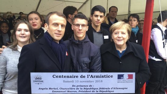 Jeanne, Héléna, et Martin entourent le Président de la République et la Chancelière (Crédit photo : Lycée Charles Péguy)