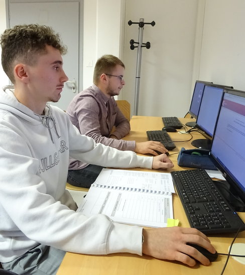 Louis Bely et Evan Guiraud, alternants, lors d'un cours. (Crédit photo : Vérane Ménard)