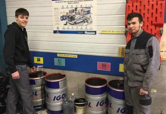 Quentin et Raphaël déposent leurs déchets dans la zone de recyclage présente dans l'atelier automobile de la MFR. (Crédit photo : MFR Mouilleron-en-Pareds)
