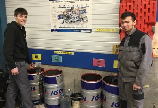 Quentin et Raphaël déposent leurs déchets dans la zone de recyclage présente dans l'atelier automobile de la MFR. (Crédit photo : MFR Mouilleron-en-Pareds)