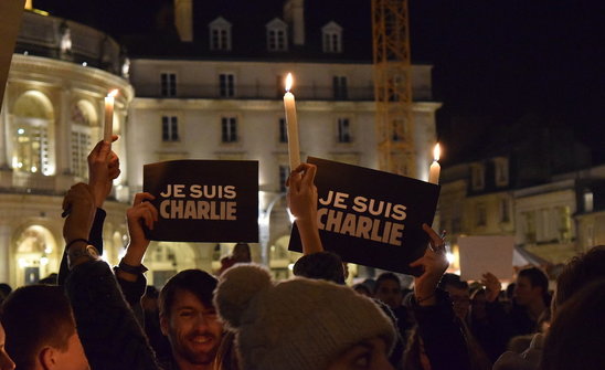 2015. Soutien à la liberté d'expression lors d'une manifestation à Rennes après l'attentat de Charlie Hebdo. (Crédit photo : Leo TISSEAU)