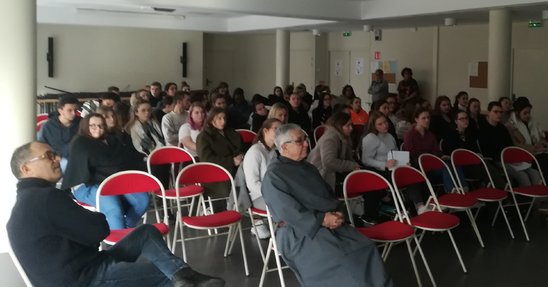 Le père Chauveau et les étudiants réunis dans la grande salle du Parc (Crédit photo : Charlotte Guérin)