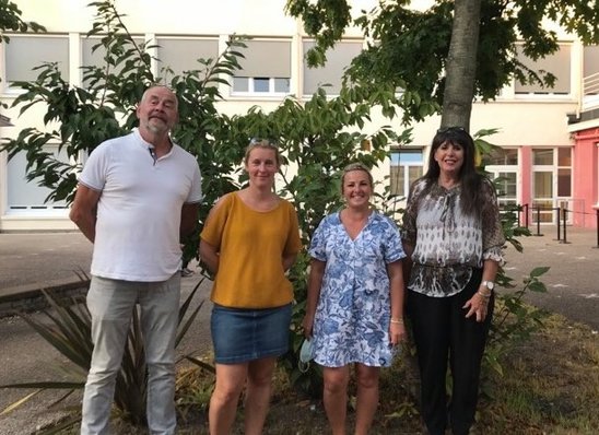 L'équipe de l’internat soucieuse et à l’écoute des élèves au grand complet (de gauche vers la droite) : M. Nowicki, Mme Gautier, Mme Dalibon, Mme Guitteau heureux de nous accueillir pour cette nouvelle année scolaire assez particulière. (Crédit photo : Emilien Heuzé)