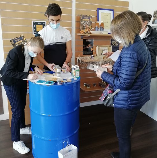 Deux élèves de terminale Commerce prennent une commande. (Crédit photo : Chloé Moiseau)