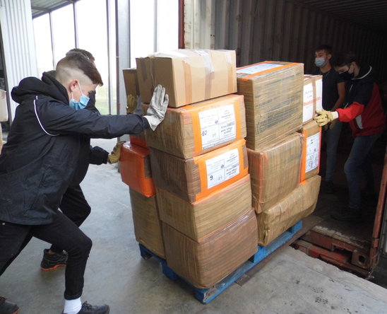 Les élèves de Logistique ont chargé, en un temps limité, tous les colis récoltés dans le container à quai. (Crédit photo : DR)