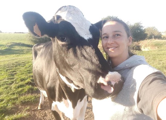 Jennifer et une vache de son troupeau (Crédit photo : Lauryne et Enzo)