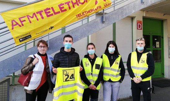 Un chèque de 1125,75€ a été remis par le lycée à l'Asso. Défi 24h. (Crédit photo : V.Onillon)