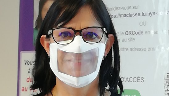 Françoise Fluchaud avec le masque fabriqué par Céline Drouet. (Crédit photo : Chloé Moiseau)
