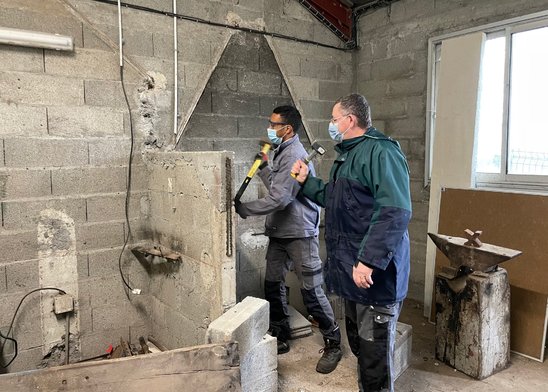 Dominique et Tidjane dans les futurs nouveaux vestiaires (Crédit photo : Lycée Le Bois Tillac)