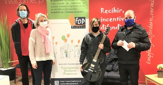 Remise de la guitare à son acquéreur au bénéfice de FOP France (Crédit photo : Eduardo Fernadez)