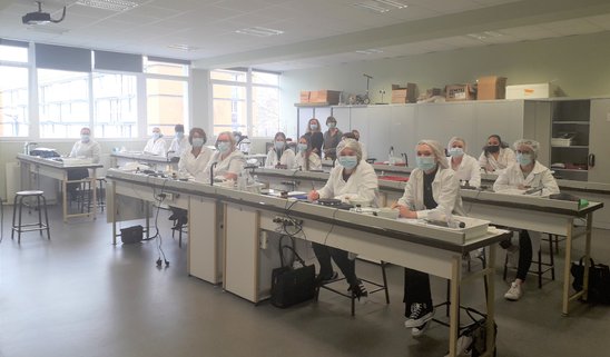 Cours en laboratoire pour les apprentis BP Pharma (Crédit photo : Célya Hénaut)