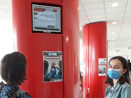 L'actualité du jour affichée en vie scolaire. (Crédit photo : DR)