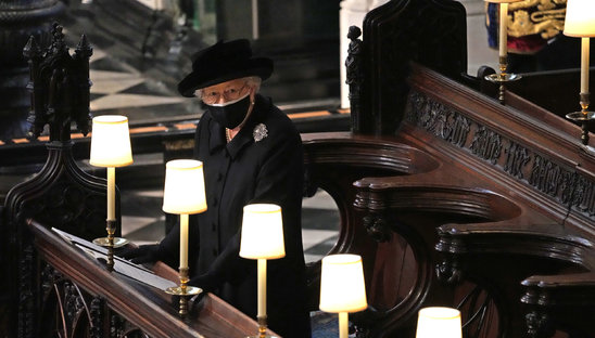 La reine Elizabeth II dans La Chapelle de Windsor, le 17 avril (Crédit photo : POOL/AFP / Yui Mok)