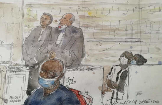 Félicien Kabuga devant la cour d'appel de Paris. Il est aujourd'hui confié au TPIR. PHOTO / Benoit PEYRUCQ / AFP (Crédit photo : Courrier international - Croquis de l’audience de Félicien Kabuga, PHOTO / Benoit PEYRUCQ / AFP)
