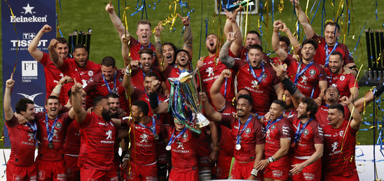 L'équipe du stade Toulousain brandissant le trophée européen. (Crédit photo : AFP / Adrian DENNIS)