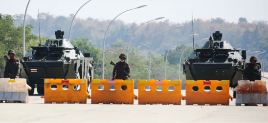 Chars de l'armée birmane bloquant un axe de communication (Crédit photo : Stringer/Anadolu Agency)