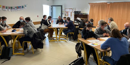 La salle de classe a été agencée par îlots de 4 élèves et 1 intervenant, de manière à faciliter le dialogue. (Crédit photo : ALB)