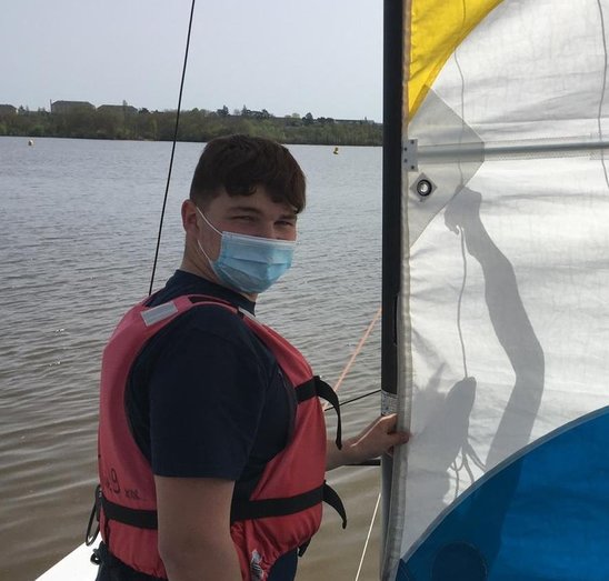 Gaspard, apprenti skipper. (Crédit photo : François LAIDET)