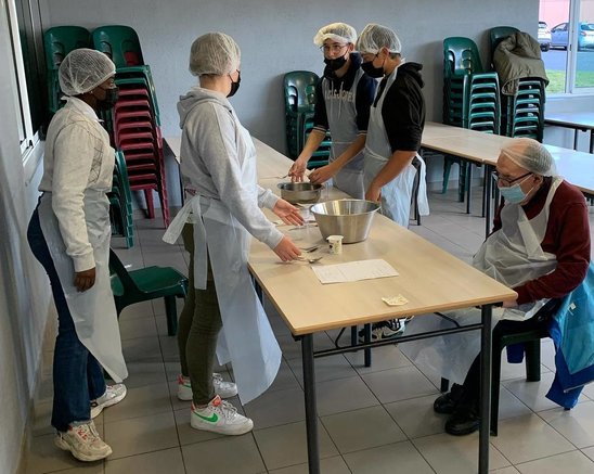 La préparation de gâteaux. (Crédit photo : Caroline DUVAL)