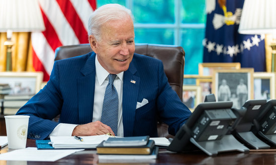 Le président américain Joe Biden s'entretient par téléphone avec son homologue français Emmanuel Macron, le 22 septembre 2021. (Crédit photo : The White House/AFP / Adam Schultz)