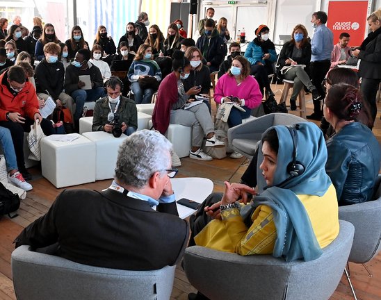 Fawzia Koofi, femme politique, féministe, ancienne députée afghane de 2005 à 2019 et ancienne membre de l'équipe de négociations avec les Talibans, vêtue de jaune. (Crédit photo : Ouest-France)