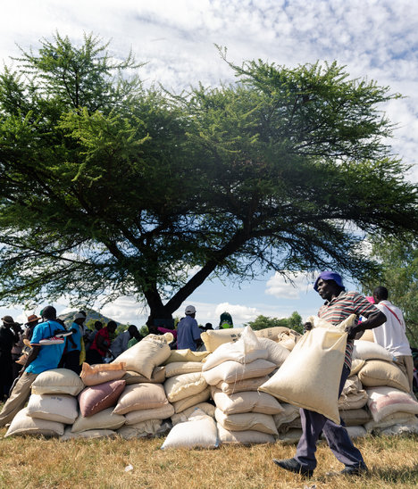 Distribution d'aide alimentaire dans la région de Mutoko au Zimbabwe, le 13 mars 2019. (Crédit photo : AFP/Archives / Jekesai NJIKIZANA)