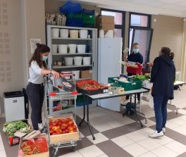 Les élèves participent à l'action éco-frigo. (Crédit photo : Marie MIGNON)