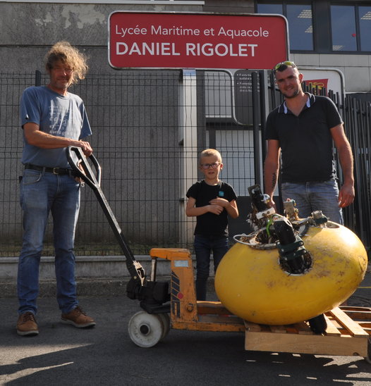 Bertrand Cousin,Guillaume et Sveïn Lefrançois amenant la bouée au lycée (Crédit photo : I. Roblin)