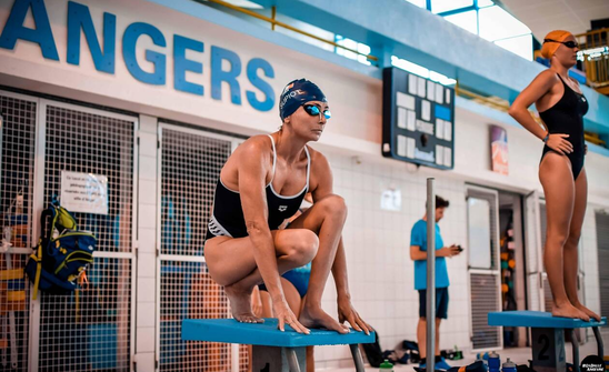 Claire Supiot sur le plot de départ de la piscine Jean Bouin à Angers. (Crédit photo : Théo Bariller-Krine)