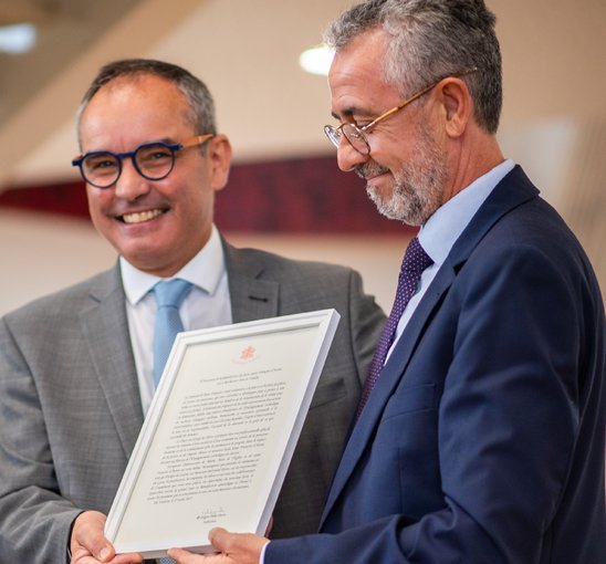 Bertrand Potier et Christophe Geffard, directeur de l'enseignement catholique, présentent la lettre de bénédiction du Pape François. (Crédit photo : Jesse Pollet)