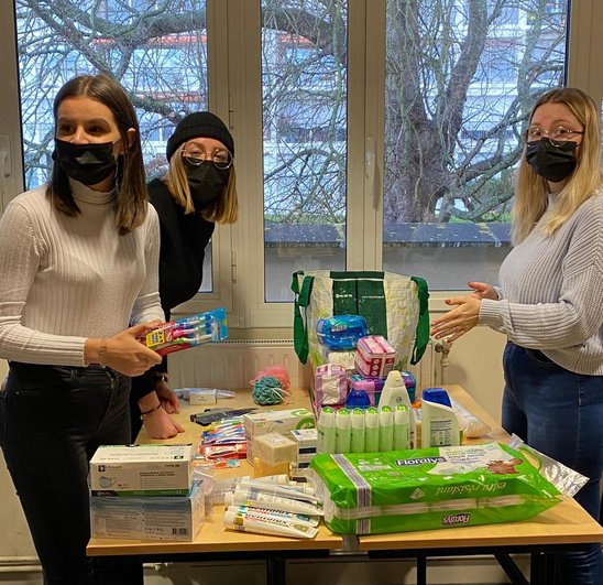 Chloée, Blandine et Astrid trient les dons. (Crédit photo : Fabienne Mabille)