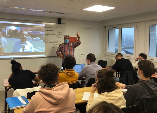 Devant les étudiants du Bts COM, Elvio témoigne. (Crédit photo : V. Courtel)