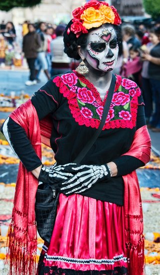 Femme en costume typique (Crédit photo : Pexels.com / Gerano Servin)