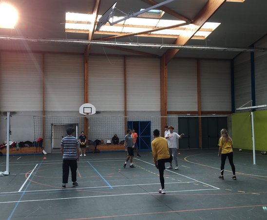 Jean-François Cailloce jouant au volley avec ses élèves (Crédit photo : Théophile)