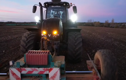 Le tracteur est la star des vidéos de Kenaël. (Crédit photo : DR)
