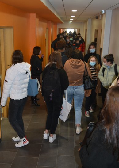 Effervescence contenue dans les couloirs du lycée. (Crédit photo : Lycée P. Sérusier)