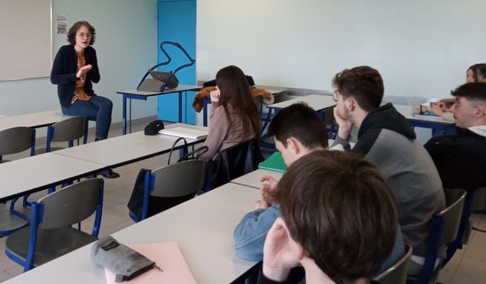 Laure Biotteau devant les élèves (Crédit photo : P. Maignant)