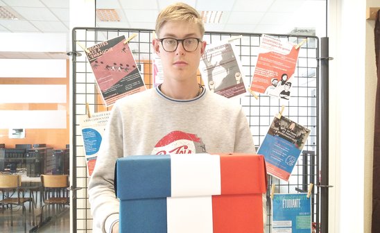 Anton, avec l'urne avant le dépouillement du vote. (Crédit photo : Vérane Menard)