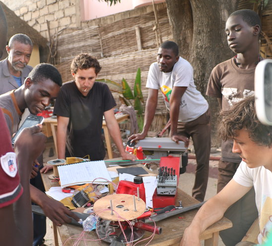 Fablab de Dakar au Sénégal : réalisation d'un prototype d'éolienne. (Crédit photo : Pierre-Alain Lévêque)