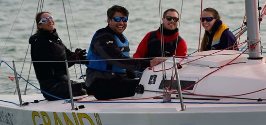 Aënael (à droite) et son équipage pour le Spi Ouest-France. (Crédit photo : Luc Legrand)