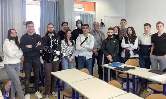 Les premières métiers de la vente B avec Marc Bengherbi leur professeur. (Crédit photo : S.T)